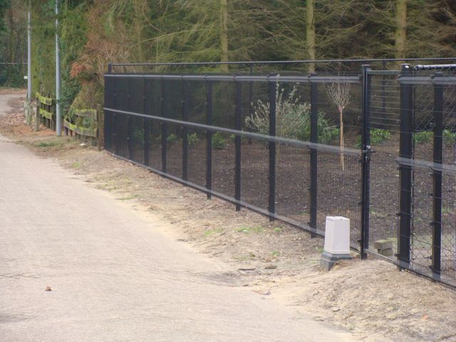 3D staalmatten omheining met een tuinpoort in de voortuin tegen het straat