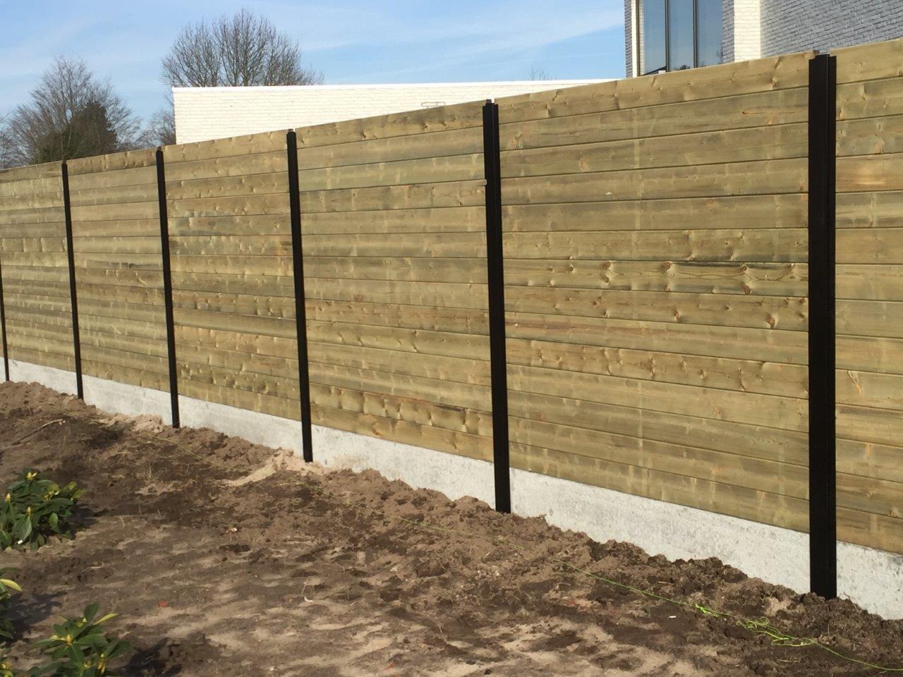 Tand groef panelen geplaatst tussen metalen palen met onderaan een betonplaat