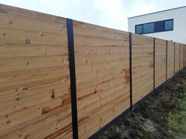 Gladde achterkant van een thermowood tuinafsluiting